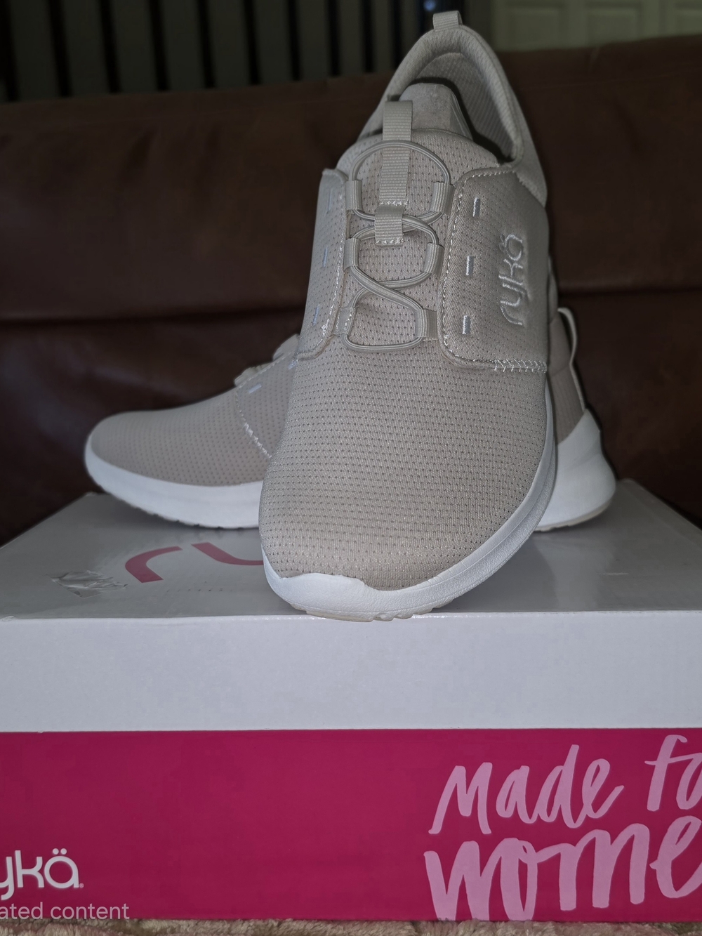 Ryka Beige Womens Recovery Sneakers  Size 6 Wide